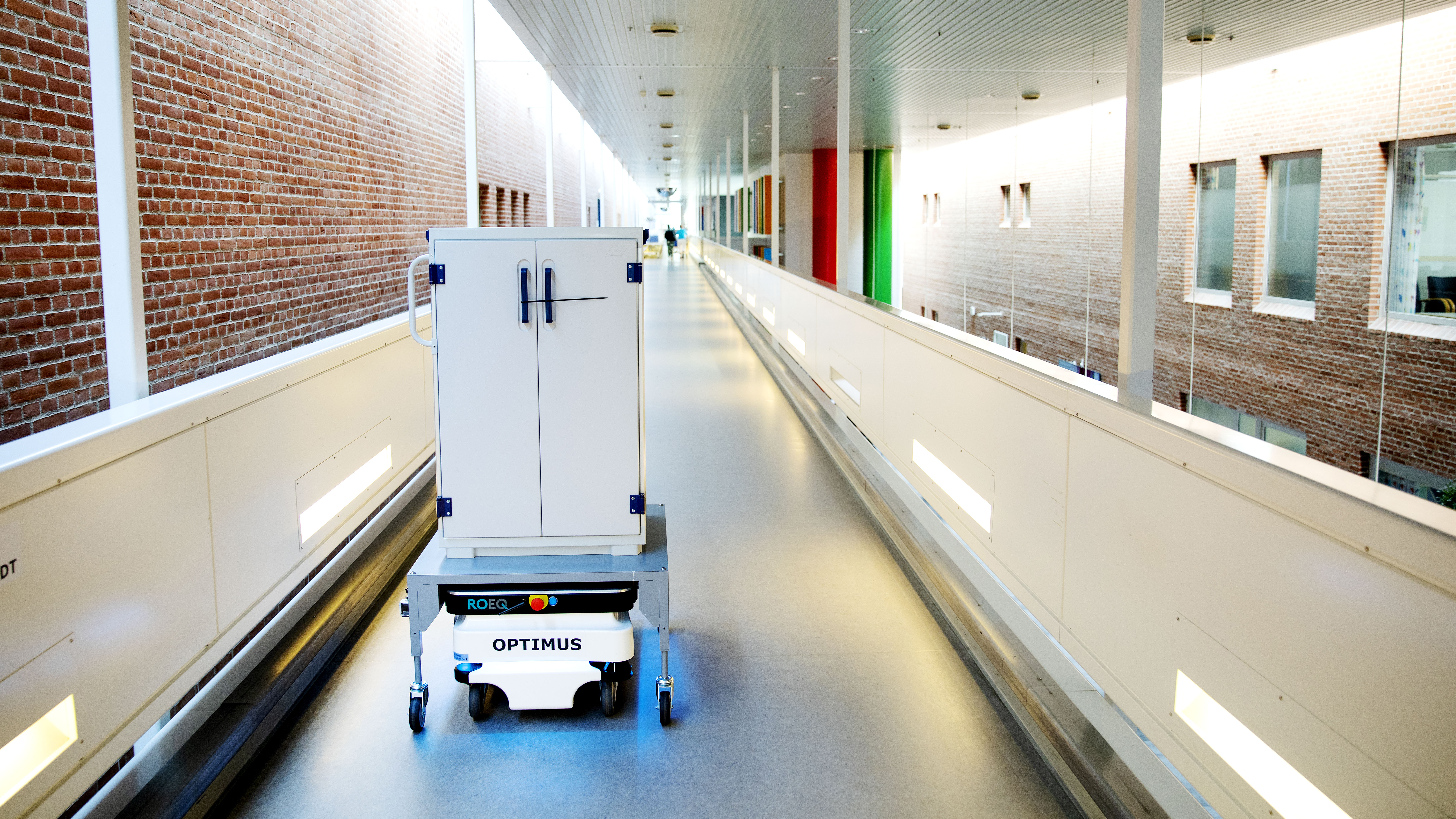 Robotter trukket i hospitalstøj og bringer ud - DI
